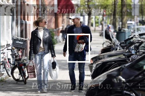 Amsterdam 2 mei 2020
Matthijs de Ligt en zijn vriendin Annekee Molenaar lopen op straat in Amsterdam zuid.
