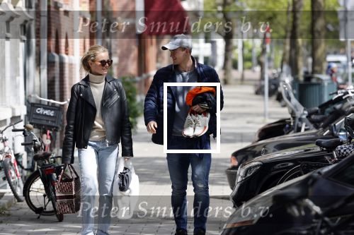 Amsterdam 2 mei 2020
Matthijs de Ligt en zijn vriendin Annekee Molenaar lopen op straat in Amsterdam zuid.