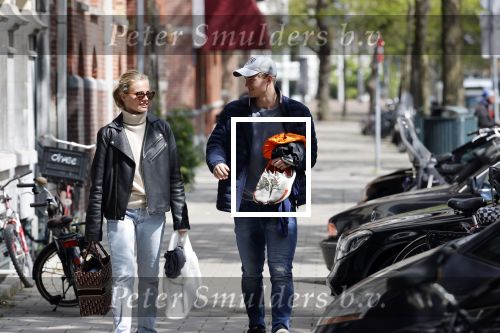 Amsterdam 2 mei 2020
Matthijs de Ligt en zijn vriendin Annekee Molenaar lopen op straat in Amsterdam zuid.