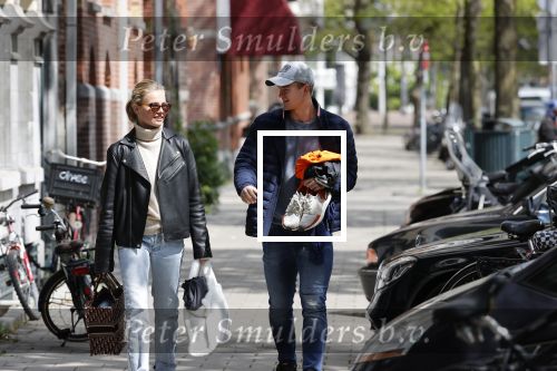 Amsterdam 2 mei 2020
Matthijs de Ligt en zijn vriendin Annekee Molenaar lopen op straat in Amsterdam zuid.