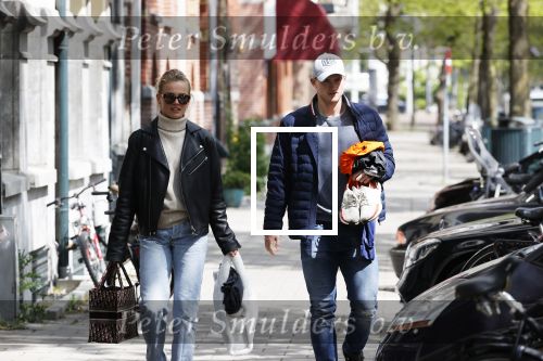Amsterdam 2 mei 2020
Matthijs de Ligt en zijn vriendin Annekee Molenaar lopen op straat in Amsterdam zuid.