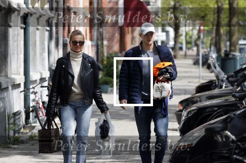 Amsterdam 2 mei 2020
Matthijs de Ligt en zijn vriendin Annekee Molenaar lopen op straat in Amsterdam zuid.