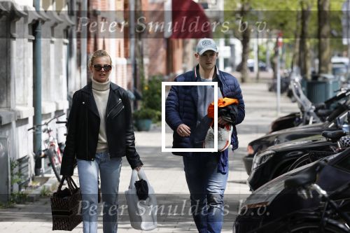 Amsterdam 2 mei 2020
Matthijs de Ligt en zijn vriendin Annekee Molenaar lopen op straat in Amsterdam zuid.