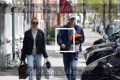 Amsterdam 2 mei 2020
Matthijs de Ligt en zijn vriendin Annekee Molenaar lopen op straat in Amsterdam zuid.