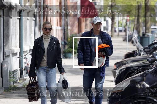Amsterdam 2 mei 2020
Matthijs de Ligt en zijn vriendin Annekee Molenaar lopen op straat in Amsterdam zuid.