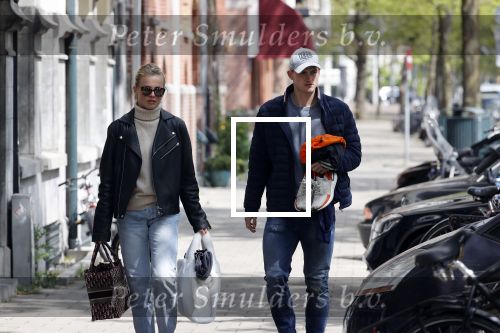 Amsterdam 2 mei 2020
Matthijs de Ligt en zijn vriendin Annekee Molenaar lopen op straat in Amsterdam zuid.