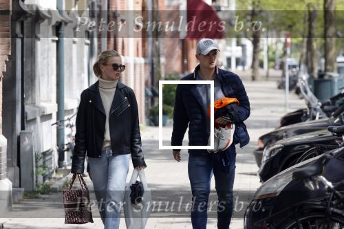 Amsterdam 2 mei 2020
Matthijs de Ligt en zijn vriendin Annekee Molenaar lopen op straat in Amsterdam zuid.