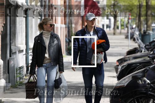 Amsterdam 2 mei 2020
Matthijs de Ligt en zijn vriendin Annekee Molenaar lopen op straat in Amsterdam zuid.