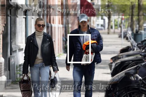 Amsterdam 2 mei 2020
Matthijs de Ligt en zijn vriendin Annekee Molenaar lopen op straat in Amsterdam zuid.