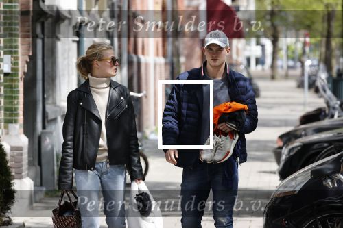 Amsterdam 2 mei 2020
Matthijs de Ligt en zijn vriendin Annekee Molenaar lopen op straat in Amsterdam zuid.