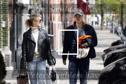 Amsterdam 2 mei 2020
Matthijs de Ligt en zijn vriendin Annekee Molenaar lopen op straat in Amsterdam zuid.