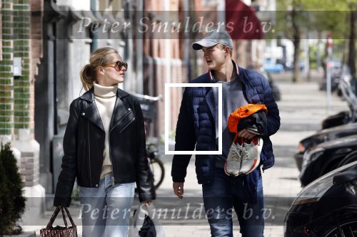 Amsterdam 2 mei 2020
Matthijs de Ligt en zijn vriendin Annekee Molenaar lopen op straat in Amsterdam zuid.