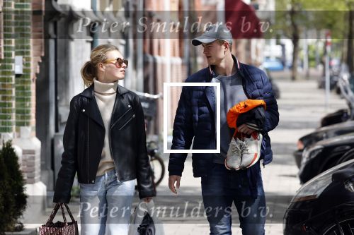 Amsterdam 2 mei 2020
Matthijs de Ligt en zijn vriendin Annekee Molenaar lopen op straat in Amsterdam zuid.