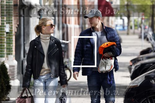 Amsterdam 2 mei 2020
Matthijs de Ligt en zijn vriendin Annekee Molenaar lopen op straat in Amsterdam zuid.