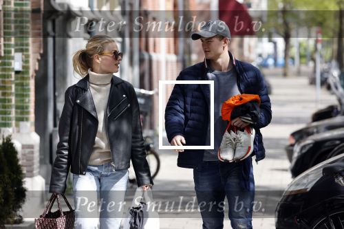 Amsterdam 2 mei 2020
Matthijs de Ligt en zijn vriendin Annekee Molenaar lopen op straat in Amsterdam zuid.