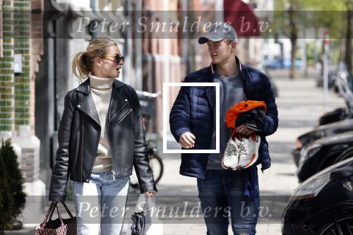 Amsterdam 2 mei 2020
Matthijs de Ligt en zijn vriendin Annekee Molenaar lopen op straat in Amsterdam zuid.