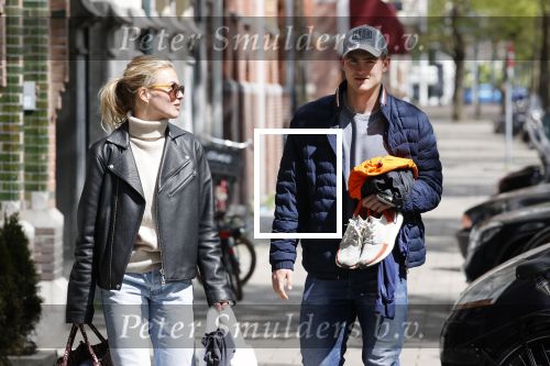 Amsterdam 2 mei 2020
Matthijs de Ligt en zijn vriendin Annekee Molenaar lopen op straat in Amsterdam zuid.