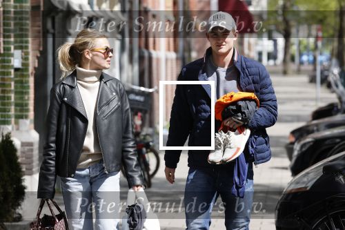 Amsterdam 2 mei 2020
Matthijs de Ligt en zijn vriendin Annekee Molenaar lopen op straat in Amsterdam zuid.