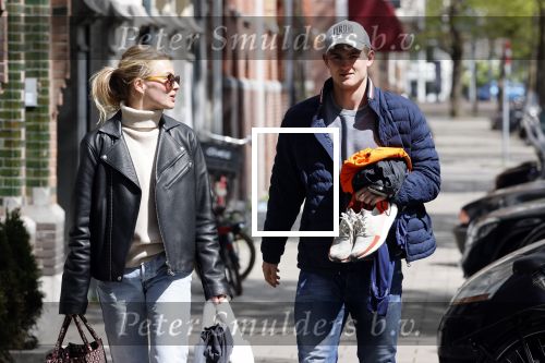 Amsterdam 2 mei 2020
Matthijs de Ligt en zijn vriendin Annekee Molenaar lopen op straat in Amsterdam zuid.