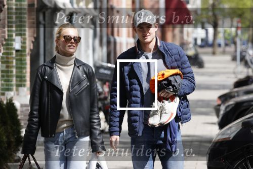 Amsterdam 2 mei 2020
Matthijs de Ligt en zijn vriendin Annekee Molenaar lopen op straat in Amsterdam zuid.