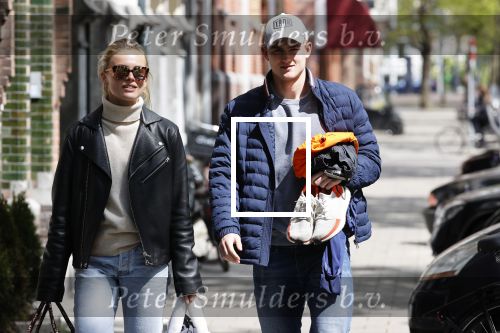 Amsterdam 2 mei 2020
Matthijs de Ligt en zijn vriendin Annekee Molenaar lopen op straat in Amsterdam zuid.