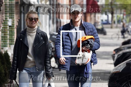 Amsterdam 2 mei 2020
Matthijs de Ligt en zijn vriendin Annekee Molenaar lopen op straat in Amsterdam zuid.