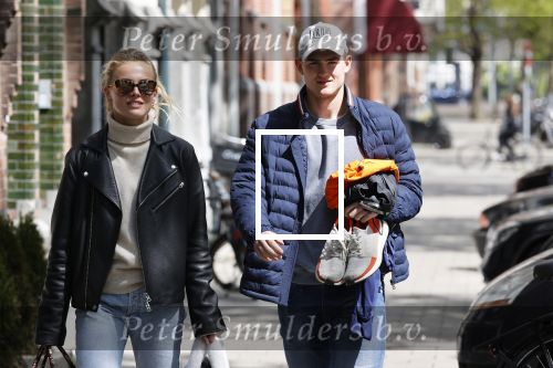 Amsterdam 2 mei 2020
Matthijs de Ligt en zijn vriendin Annekee Molenaar lopen op straat in Amsterdam zuid.