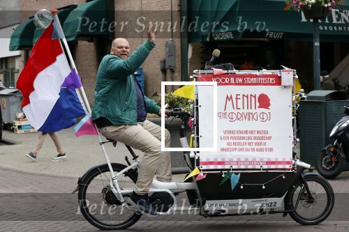 Amsterdam 6 juni 2020
Menno Kohler is in te huren als straat dj. Hij komt dan met zijn bakfiets