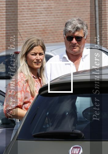 Noordwijk 12 juni 2020
Albert Barnhoorn en zijn dochter Nathalie Barnhoorn arriveren bij haar Appartement. Het verhaal dat zij een relatie met Dirk Kuyt zou hebben klopt helemaal niet.