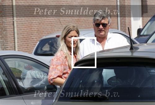 Noordwijk 12 juni 2020
Albert Barnhoorn en zijn dochter Nathalie Barnhoorn arriveren bij haar Appartement. Het verhaal dat zij een relatie met Dirk Kuyt zou hebben klopt helemaal niet.