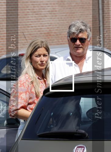Noordwijk 12 juni 2020
Albert Barnhoorn en zijn dochter Nathalie Barnhoorn arriveren bij haar Appartement. Het verhaal dat zij een relatie met Dirk Kuyt zou hebben klopt helemaal niet.