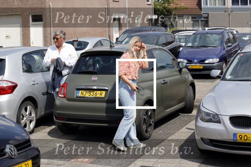 Noordwijk 12 juni 2020
Albert Barnhoorn en zijn dochter Nathalie Barnhoorn arriveren bij haar Appartement. Het verhaal dat zij een relatie met Dirk Kuyt zou hebben klopt helemaal niet.