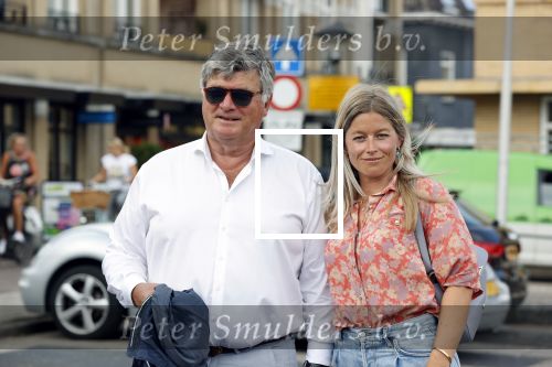 Noordwijk 12 juni 2020
Albert Barnhoorn en zijn dochter Nathalie Barnhoorn arriveren bij haar Appartement. Het verhaal dat zij een relatie met Dirk Kuyt zou hebben klopt helemaal niet.