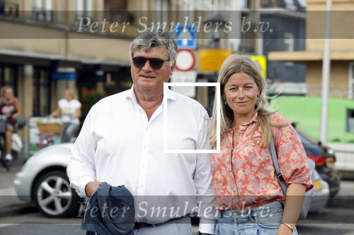 Noordwijk 12 juni 2020
Albert Barnhoorn en zijn dochter Nathalie Barnhoorn arriveren bij haar Appartement. Het verhaal dat zij een relatie met Dirk Kuyt zou hebben klopt helemaal niet.