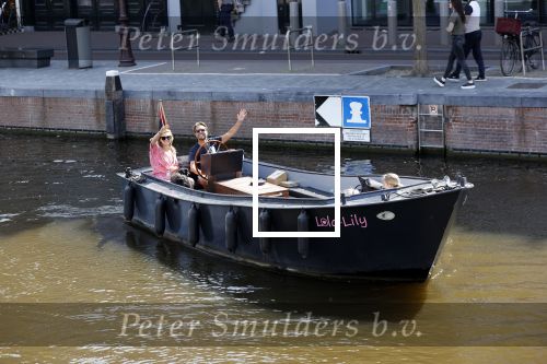 Amsterdam 21 mei 2020
Nicolette v dam en Bas Smit varen met dochters op de boot door de Amsterdamse grachten.