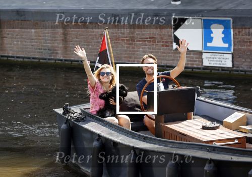 Amsterdam 21 mei 2020
Nicolette v dam en Bas Smit varen met dochters op de boot door de Amsterdamse grachten.