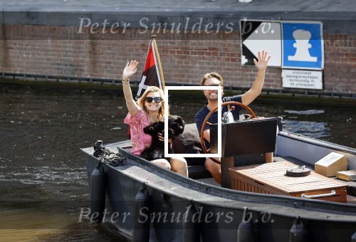 Amsterdam 21 mei 2020
Nicolette v dam en Bas Smit varen met dochters op de boot door de Amsterdamse grachten.