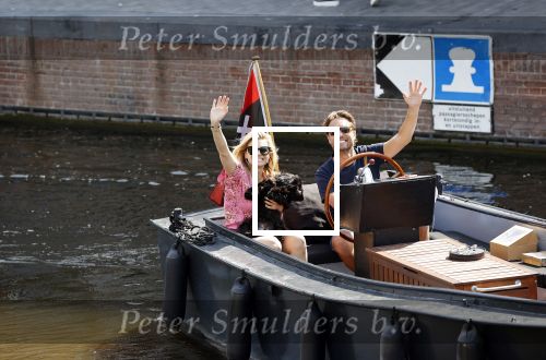 Amsterdam 21 mei 2020
Nicolette v dam en Bas Smit varen met dochters op de boot door de Amsterdamse grachten.