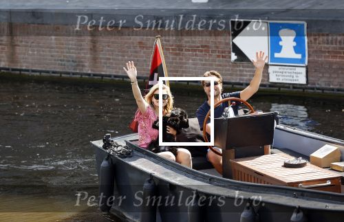 Amsterdam 21 mei 2020
Nicolette v dam en Bas Smit varen met dochters op de boot door de Amsterdamse grachten.