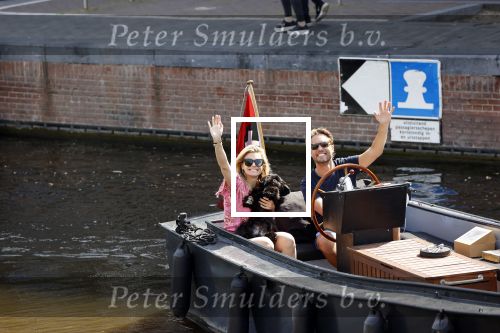 Amsterdam 21 mei 2020
Nicolette v dam en Bas Smit varen met dochters op de boot door de Amsterdamse grachten.