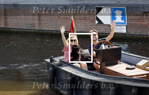Amsterdam 21 mei 2020
Nicolette v dam en Bas Smit varen met dochters op de boot door de Amsterdamse grachten.