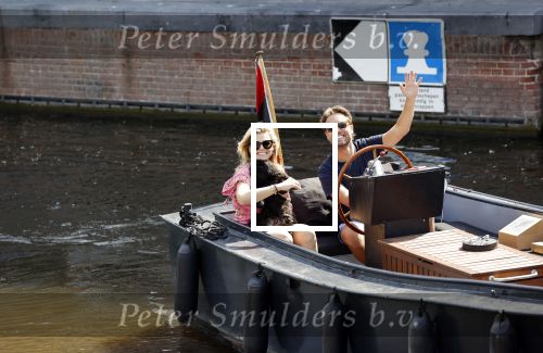 Amsterdam 21 mei 2020
Nicolette v dam en Bas Smit varen met dochters op de boot door de Amsterdamse grachten.