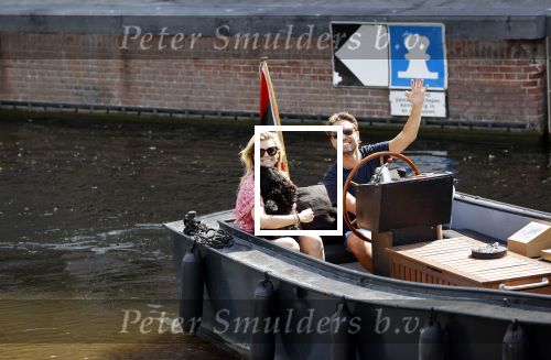 Amsterdam 21 mei 2020
Nicolette v dam en Bas Smit varen met dochters op de boot door de Amsterdamse grachten.