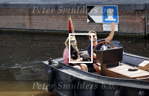 Amsterdam 21 mei 2020
Nicolette v dam en Bas Smit varen met dochters op de boot door de Amsterdamse grachten.