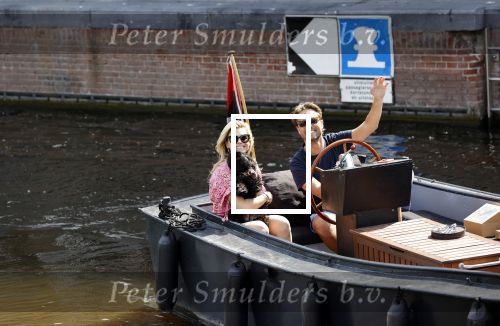 Amsterdam 21 mei 2020
Nicolette v dam en Bas Smit varen met dochters op de boot door de Amsterdamse grachten.