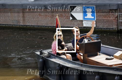 Amsterdam 21 mei 2020
Nicolette v dam en Bas Smit varen met dochters op de boot door de Amsterdamse grachten.
