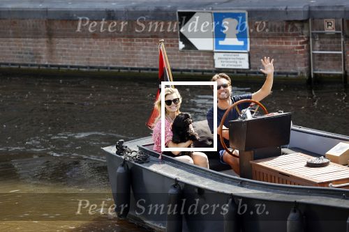 Amsterdam 21 mei 2020
Nicolette v dam en Bas Smit varen met dochters op de boot door de Amsterdamse grachten.