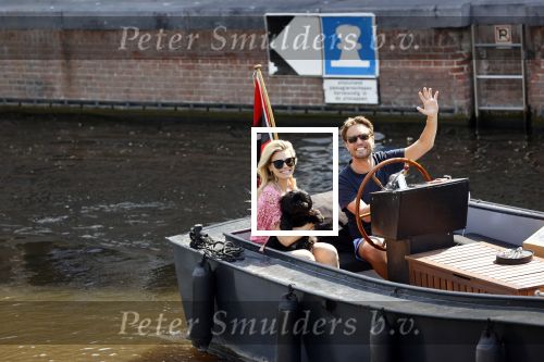 Amsterdam 21 mei 2020
Nicolette v dam en Bas Smit varen met dochters op de boot door de Amsterdamse grachten.