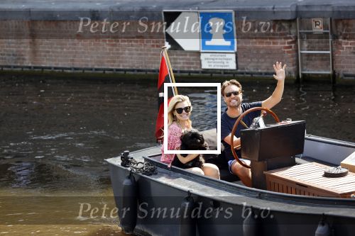 Amsterdam 21 mei 2020
Nicolette v dam en Bas Smit varen met dochters op de boot door de Amsterdamse grachten.