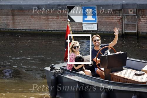 Amsterdam 21 mei 2020
Nicolette v dam en Bas Smit varen met dochters op de boot door de Amsterdamse grachten.